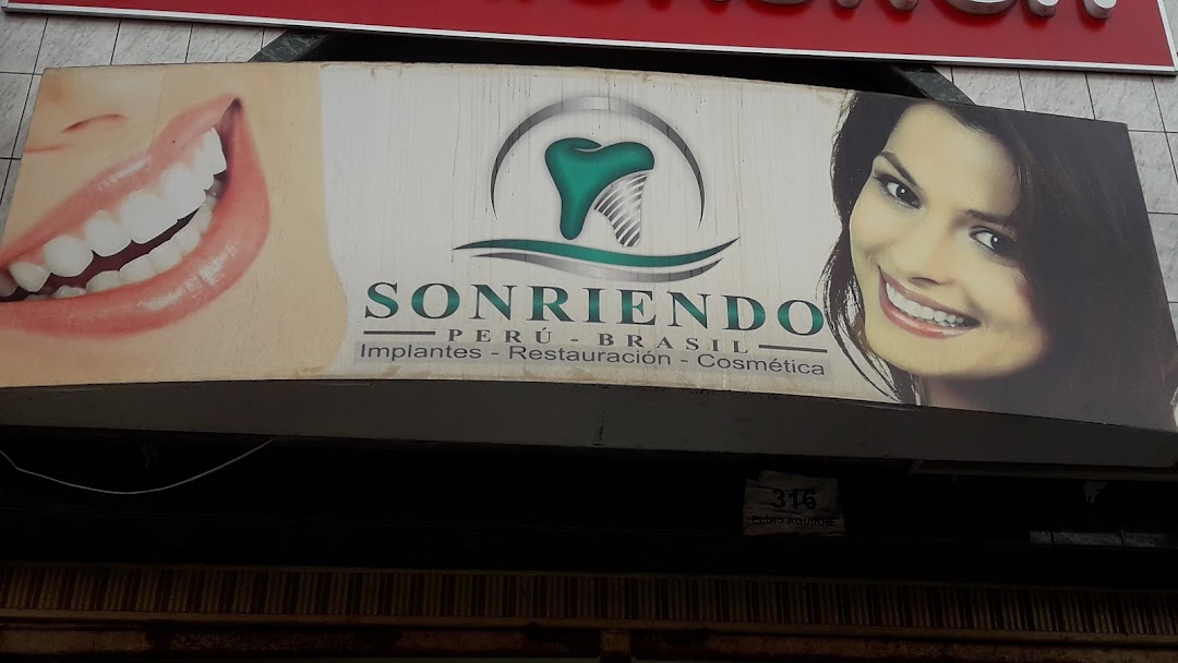 Sonriendo