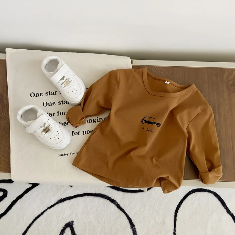 Roupa Infantil com Estampa Retrô Multicolorida Conforto e estilo para bebês e crianças. Deixe seu pequeno(a) moderno(a) com estampas vibrantes.