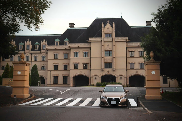 クラウンアスリートの茨城県某所・ジャパンカラー胡桃色・紅葉と愛車・イチョウ並木に関するカスタム事例の投稿画像7枚目