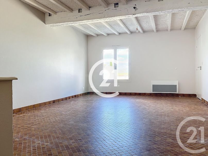 Location  appartement 4 pièces 95 m² à Archiac (17520), 665 €