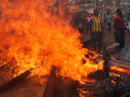 Protesters gather near a burning barricade in Kawangware slums in Nairobi, Kenya October 27, 2017. /REUTERS