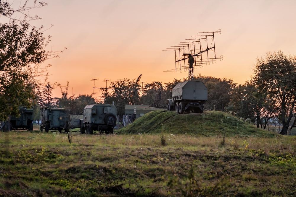 Véhicules militaires sur une colline