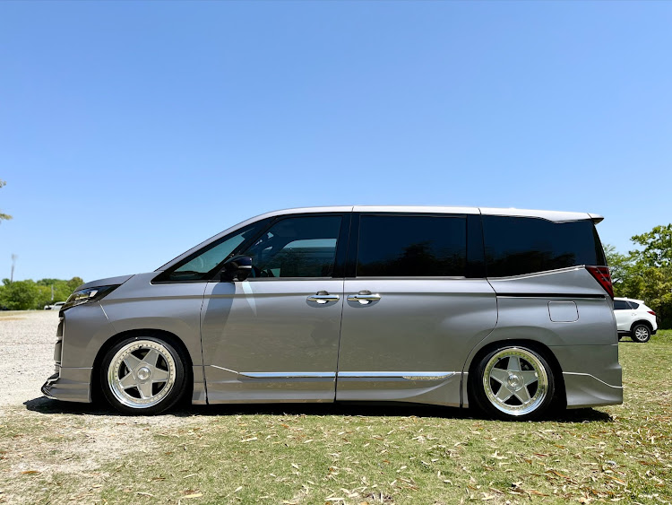 ノアの愛車の横顔・変なこだわり・メタルストリームメタリック・シェブロンレーシングS2に関するカスタム事例の投稿画像1枚目