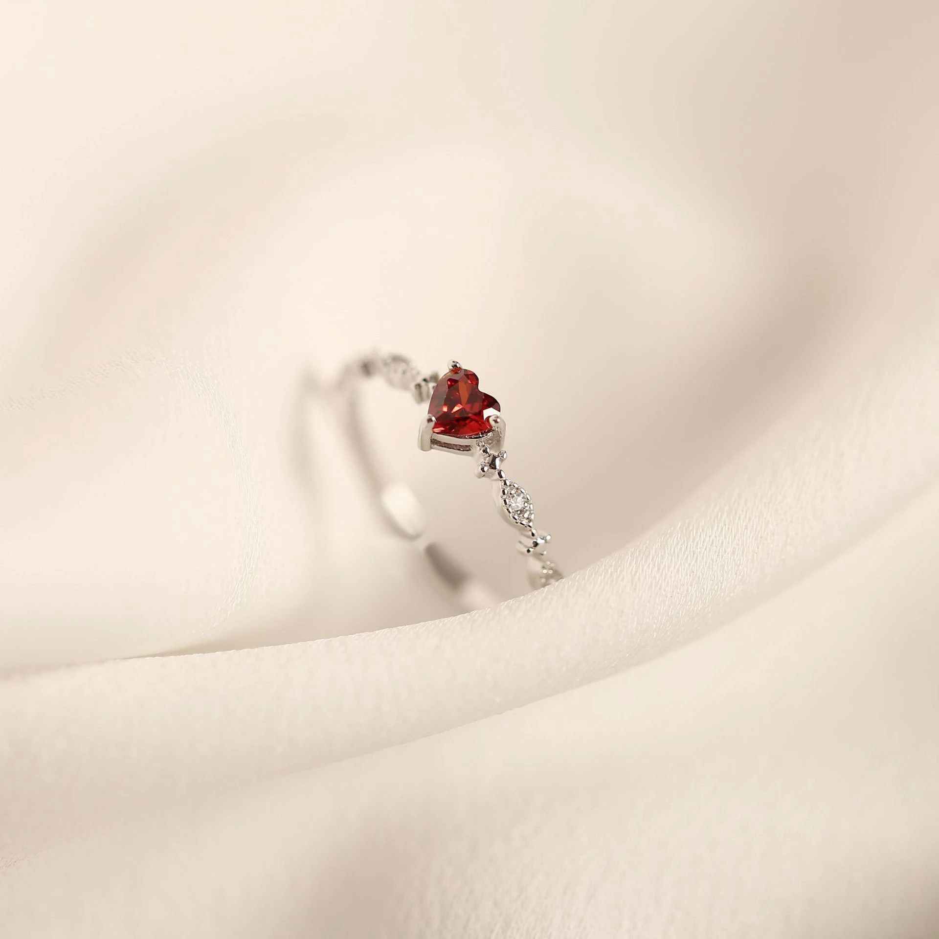 Title 1, Bague Love Ruby pour femme, un cadeau damour p...