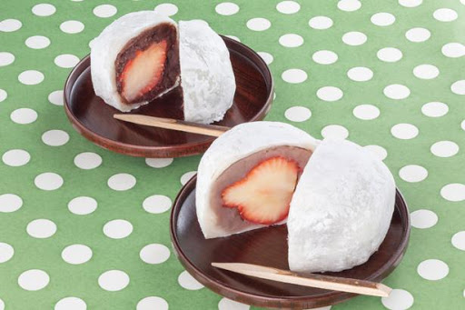 いちごによって価格が変動。写真のこしあん（手前）は「なつみずき」で1個350円、つぶあん（奥）は「コア」で1個220円。冬は栃木産の「スカイべリー」や「とちおとめ」を使用