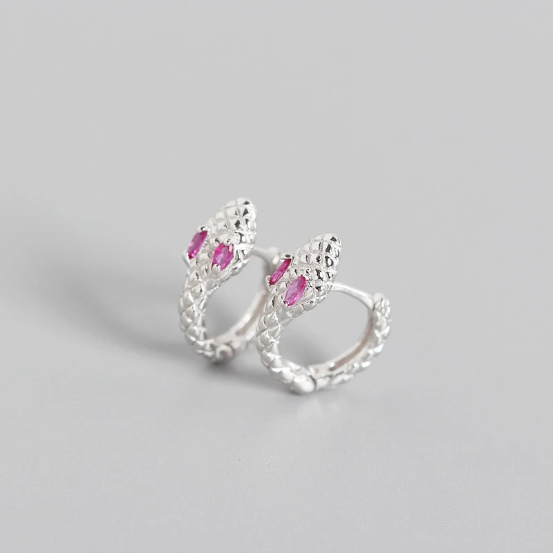 Boucles d'oreilles INS en argent sterling, design métallique vent et personnalité. Un accessoire unique pour affirmer votre style avec audace.
