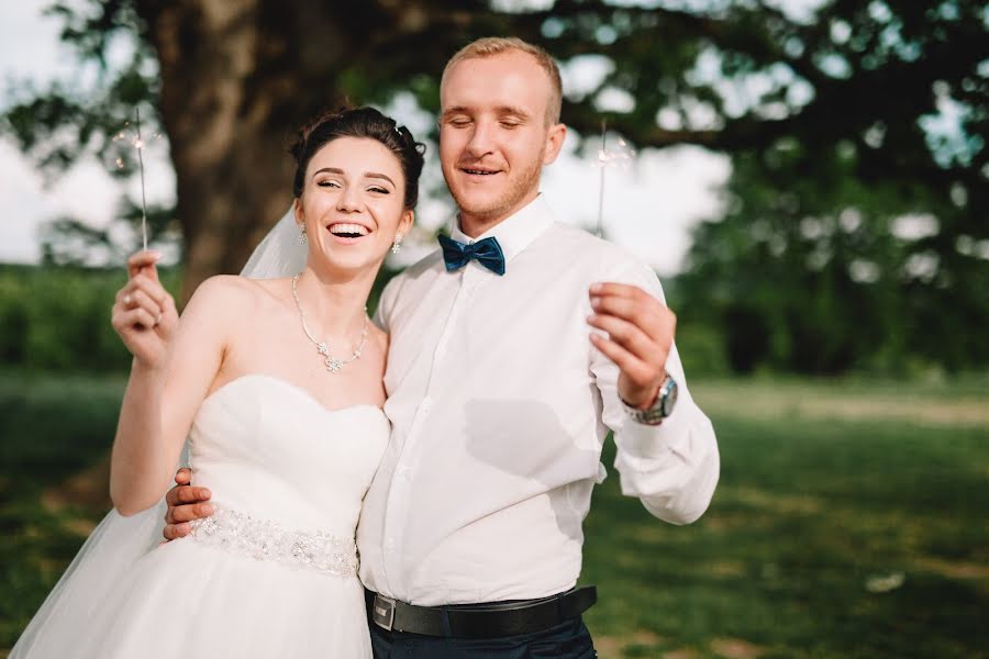 Fotógrafo de casamento Yuliya Bazhenova (juliamiss). Foto de 1 de abril 2017