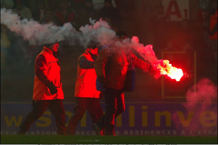 Des stewards "participent au passage de pétards dans le stade"