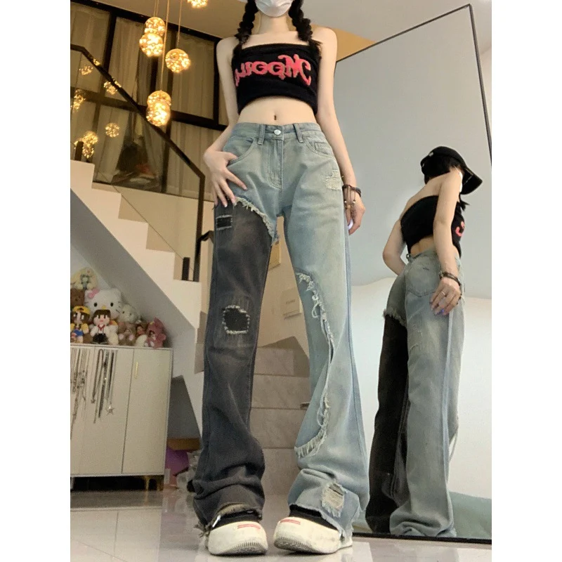 Jean simple usé avec coutures noires et bleues, parfait pour un look décontracté et confortable, idéal pour un usage quotidien.