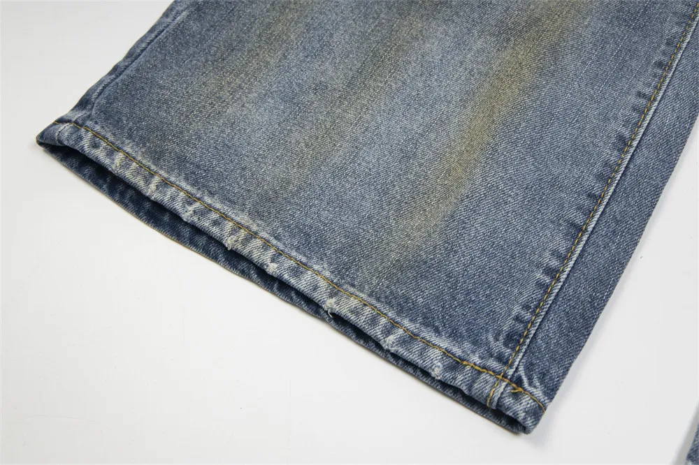 Muške pankerske farmerke sa slovima, izbledeli i poderani džins. Vintage izgled sa stilom, savršene za jedinstven i buntovan outfit.