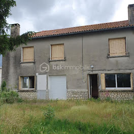 maison à Saint-Saviol (86)