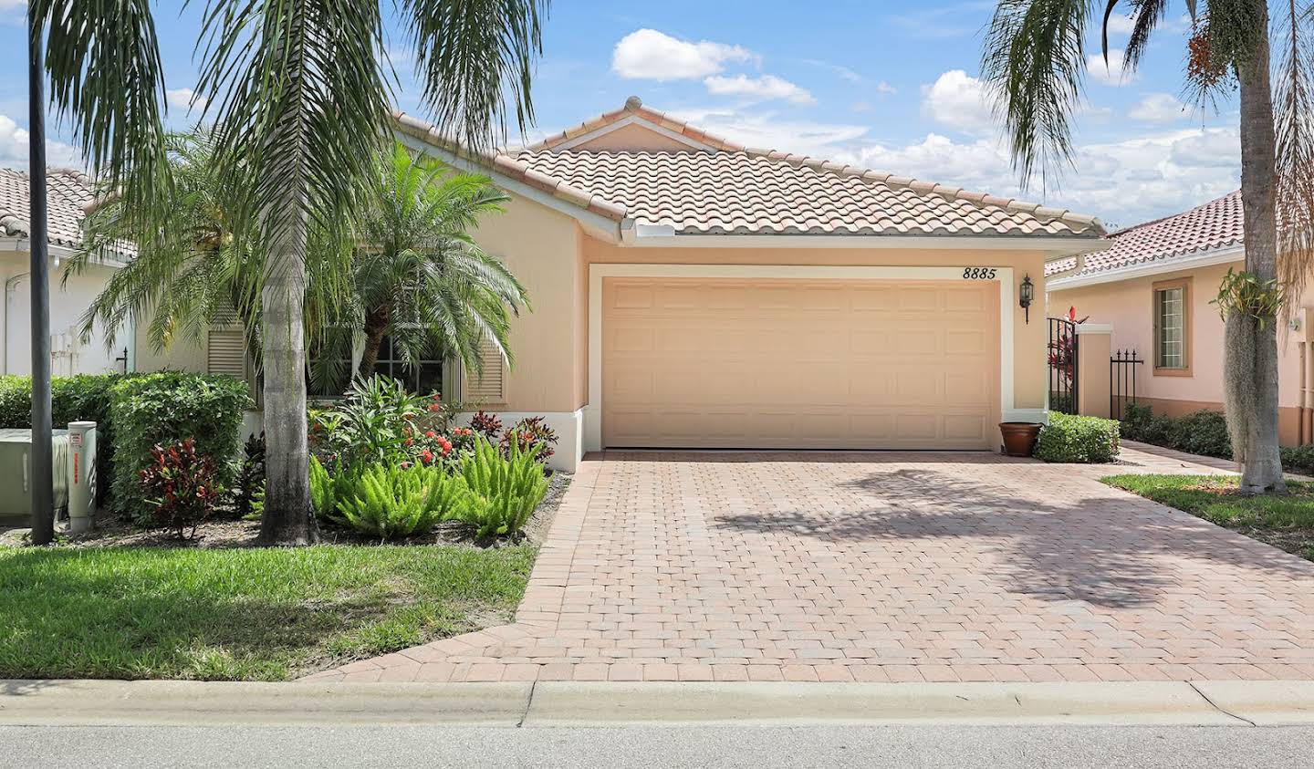 House with pool Estero