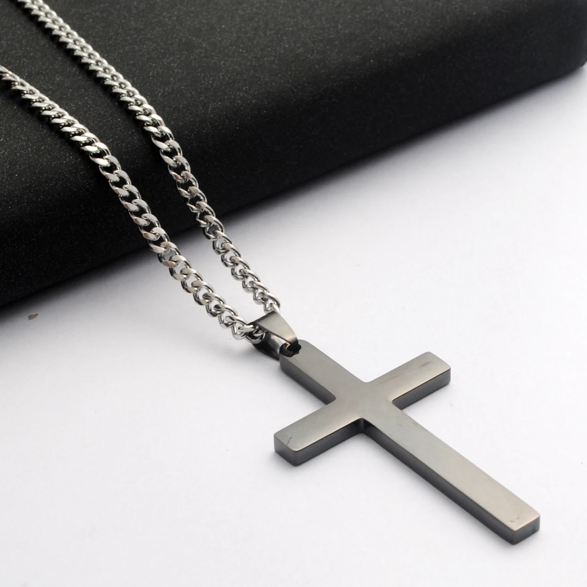 Title 16, Collier croix simple et léger avec plaque pour ...