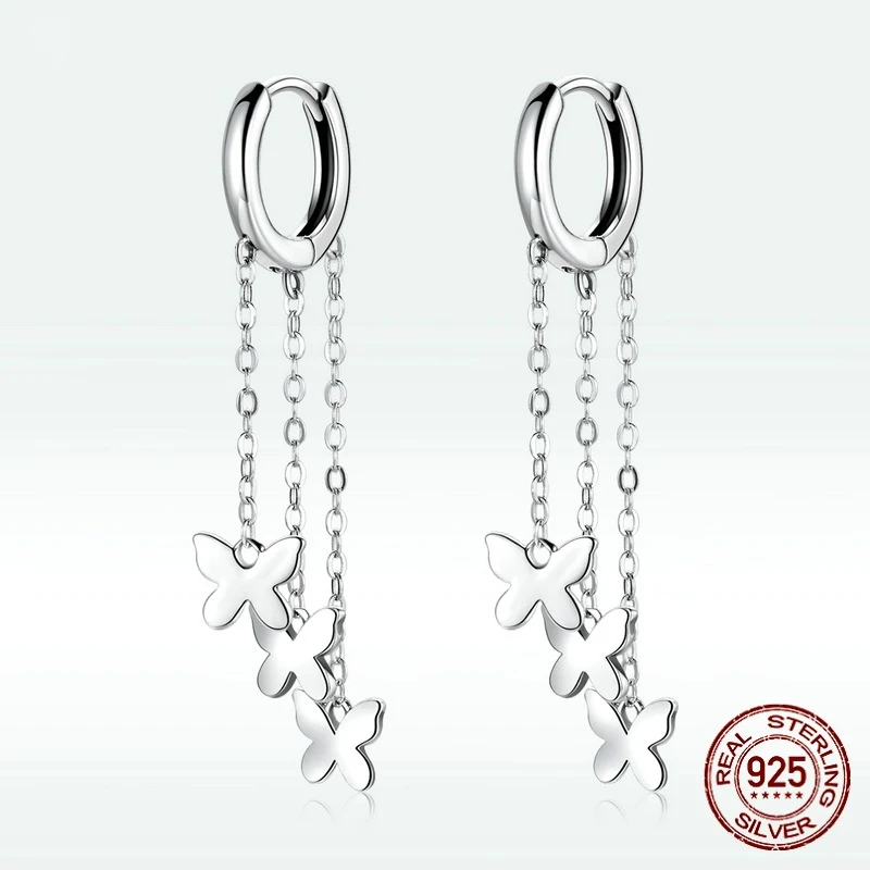 Lange, modieuze sterling zilveren oorstekers met kwastjes en vlinder. Voeg elegantie en stijl toe aan je look.
