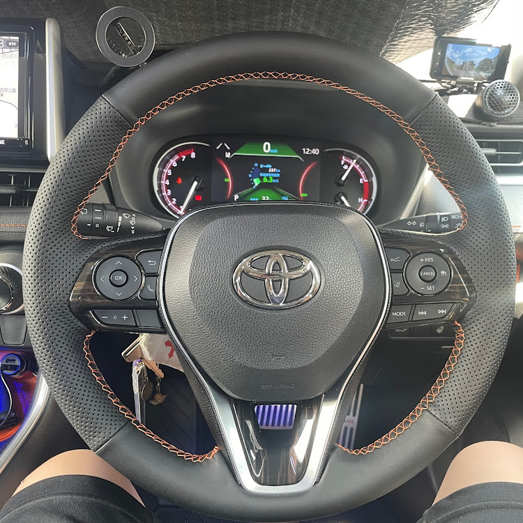 RAV4のステアリングカバー・編み込みステアリングカバー・rav4adventureに関するカスタム事例の投稿画像1枚目