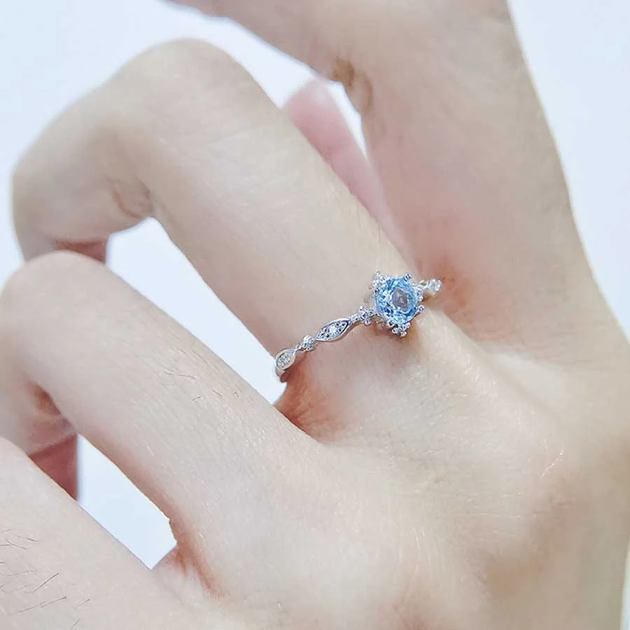 Gepersonaliseerde eenvoudige aquamarijn damesring met koperen inleg en zirkonia, een stijlvol cadeau voor vrouwen, uniek design.