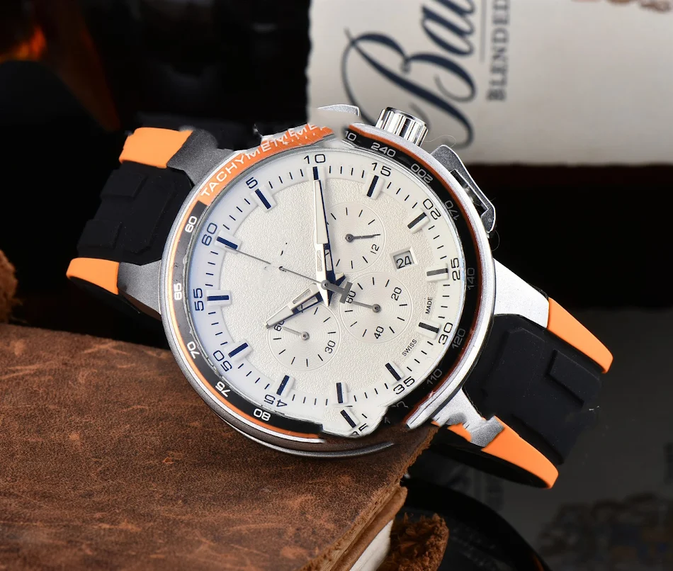 Montre à quartz décontractée pour hommes avec bracelet en caoutchouc. Confort et style pour un usage quotidien. Facile à lire.