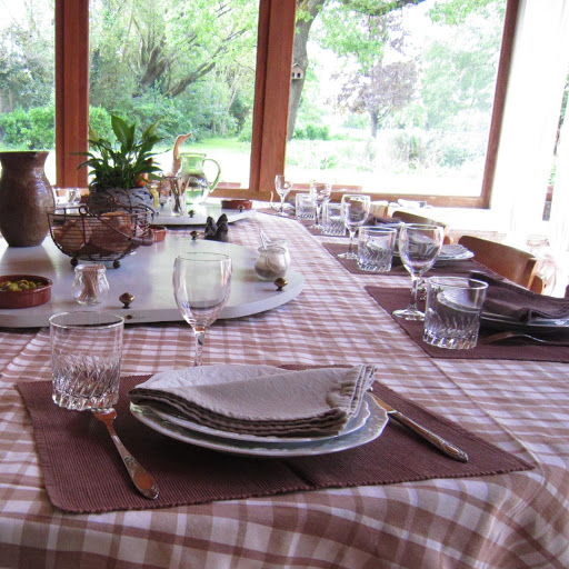 outdoor-table-dressing-for-guest-dinners-at-hotel-and-inn-le-clos-de-la-garenne-17700-puyravault-in-poitou-charentes