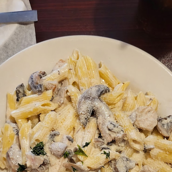 Penne with alfredo, mushrooms and chicken