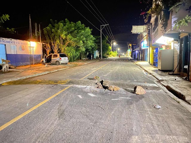 Escombros por construcción de policía acostado sin autorización provocan accidente al Comunicador Estarlin Carela