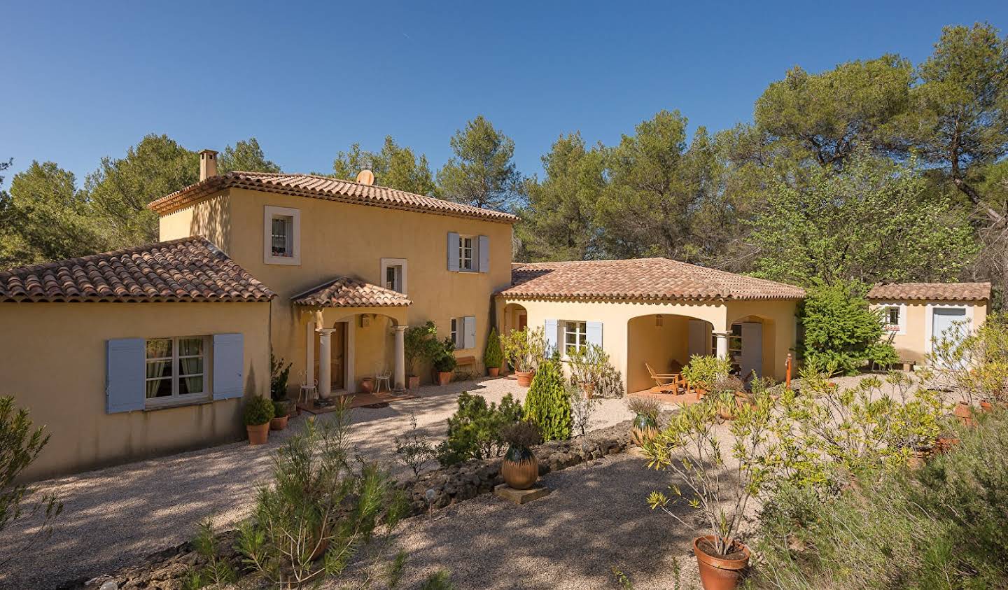 House with terrace Rognes