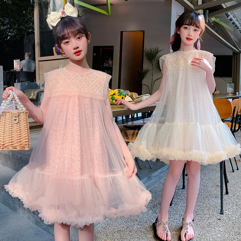 Vestido de niña con chaleco de lentejuelas y cuentas, perfecto para ocasiones especiales. Un look brillante y elegante para tu pequeña.
