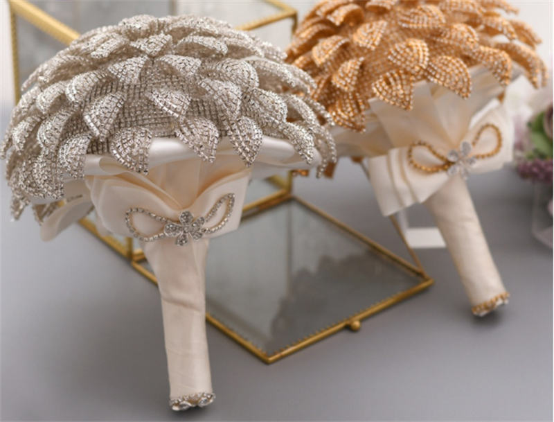 Bouquet de mariage de mariée floral doré fait main en strass, un accessoire étincelant pour votre cérémonie