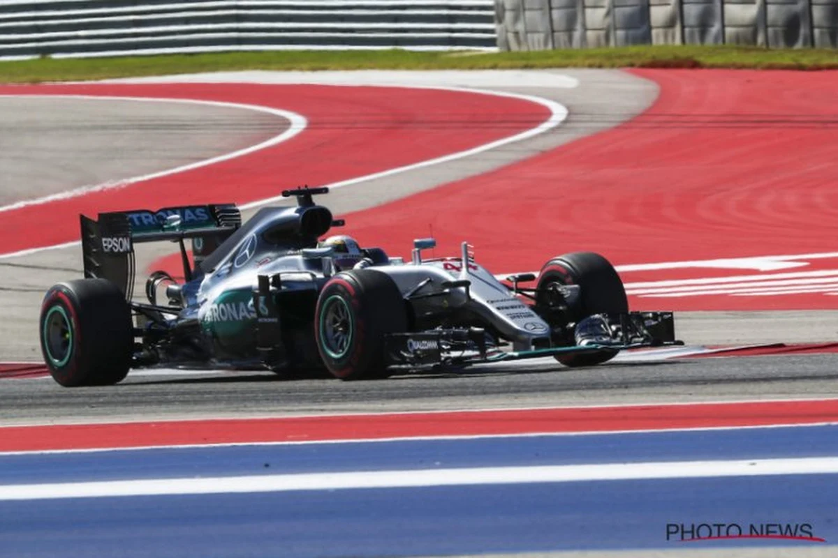 Hamilton valt ruime voorsprong Rosberg aan van op de pole