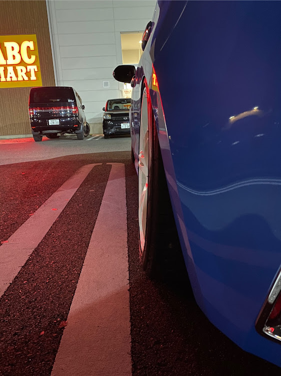 カローラスポーツの車が好きな人と繋がりたい・シャコタン風・トヨタ・ツライチ・フェンダーに関するカスタム事例の投稿画像3枚目