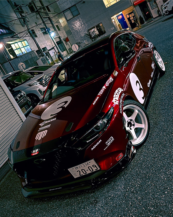 MAZDA3のヨコハマホイール・ADVAN・ワンオフステッカーに関するカスタム事例の投稿画像1枚目