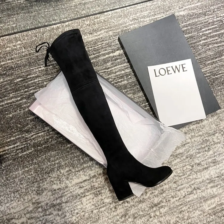 Neue hohe Flachstiefel mit dickem Absatz und innen erhöhter Sohle für einen bequemen, modischen und stilvollen Auftritt.