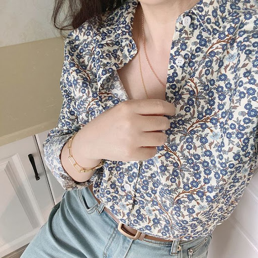 Title 7, Niche Art Shirt Retro Blue Arabesque, a stylish...