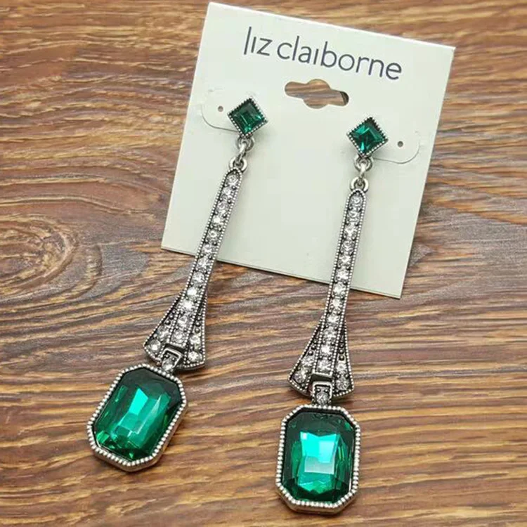 Luxe oorbellen van legering met vierkante diamant. Een perfecte match voor elke outfit. Elegant en veelzijdig, de finishing touch voor jouw look.