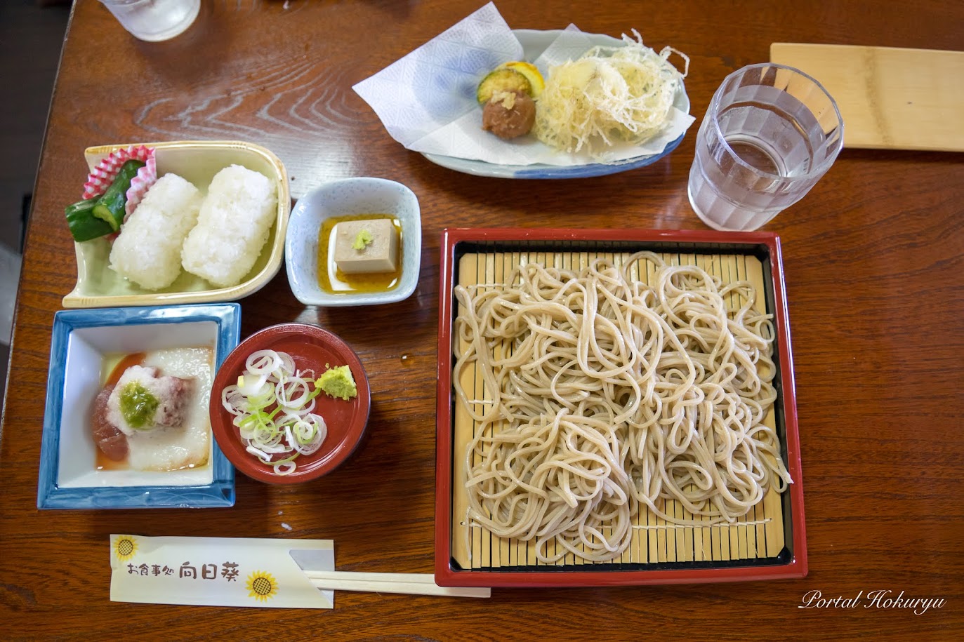 手打ちそばとおにぎりの昼食