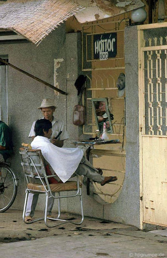Hớt tóc vỉa hè là một nét văn hóa phổ biến đối với người dân Sài Gòn.
