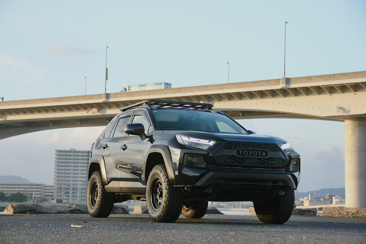 RAV4のRAV4・タイヤ・アシンメトリー・純正グリル求む！・ridge grapplerに関するカスタム事例の投稿画像1枚目