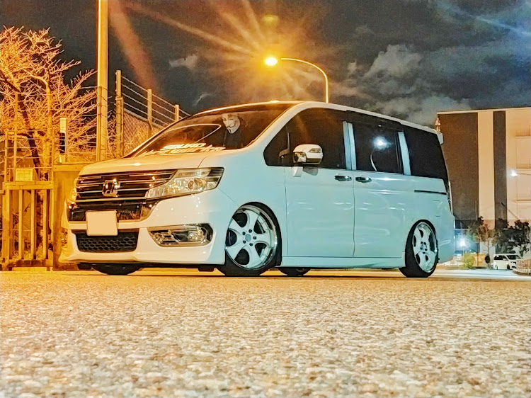 ステップワゴンスパーダのローアングルショット・STEP CREW SQUAD・ピックアップお願いいたしますに関するカスタム事例の投稿画像1枚目