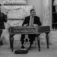 Artista di strada e il suo pianoforte di 