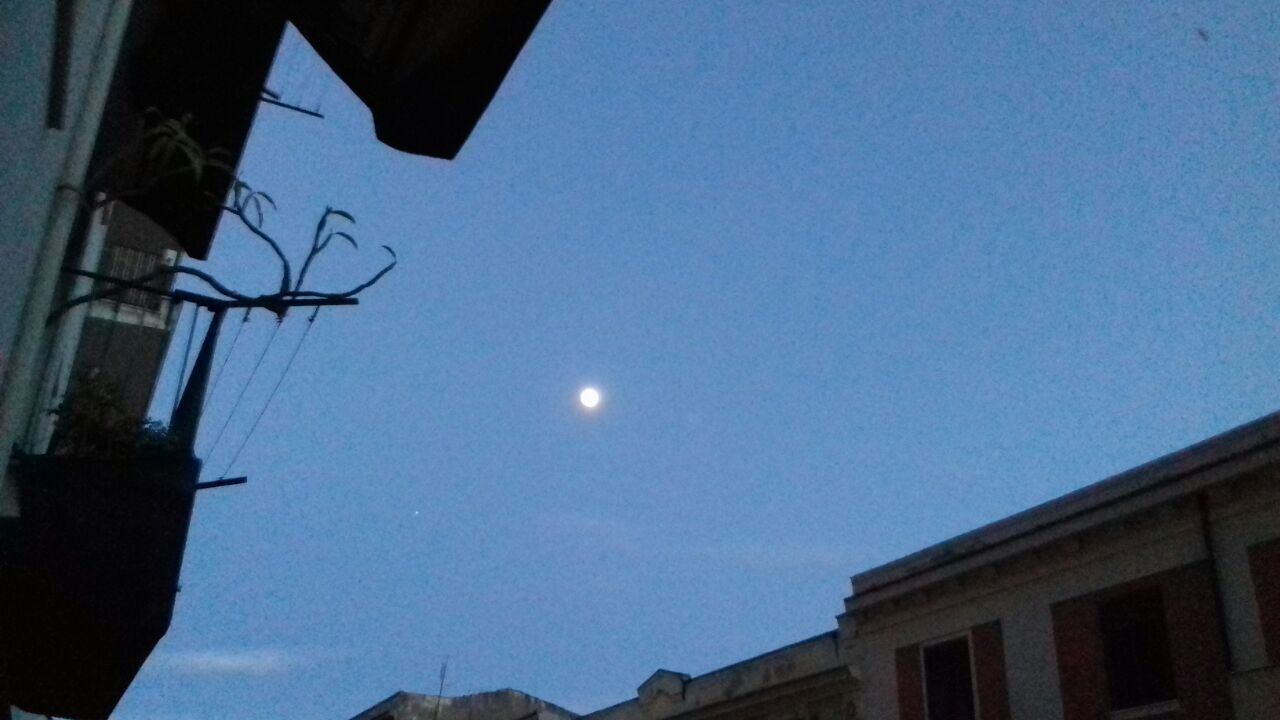 Luna al tramonto del Sole sulla città di Pinino