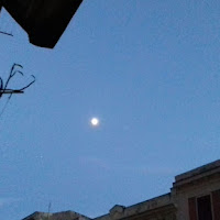 Luna al tramonto del Sole sulla città di 