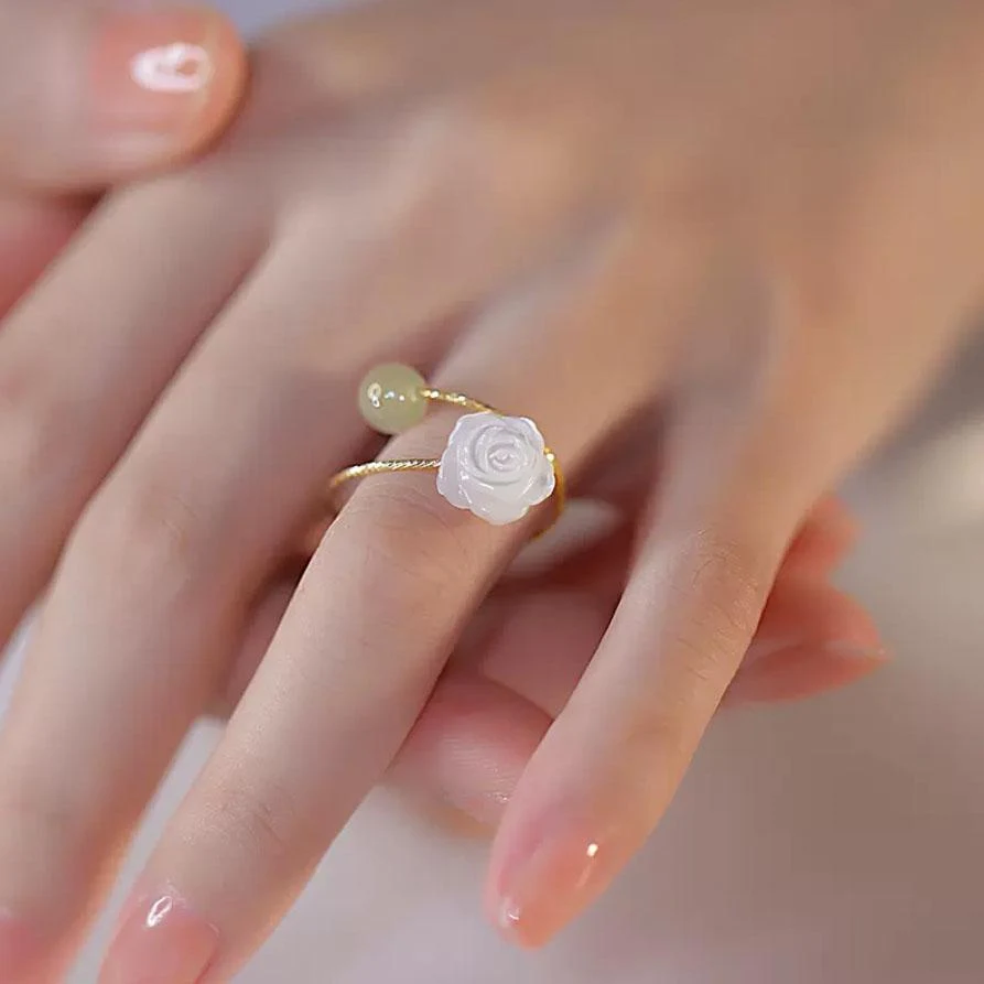 Title 6, Design Sense White Rose Index Finger, la précis...