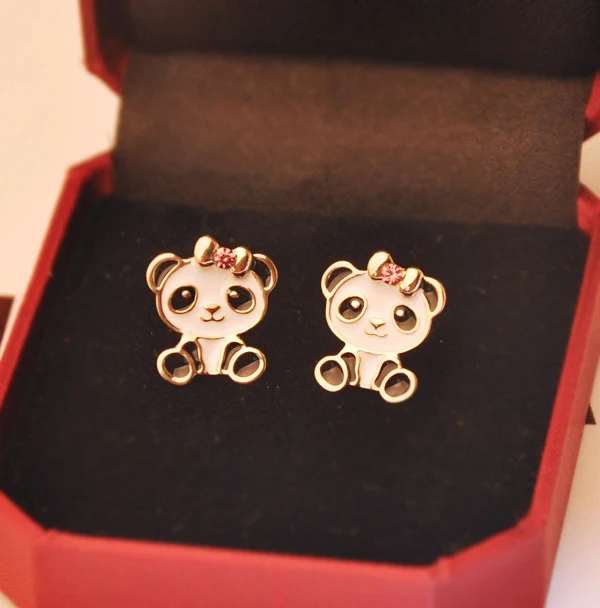 Title 5, Boucles doreilles clous panda mineur nœud papi...