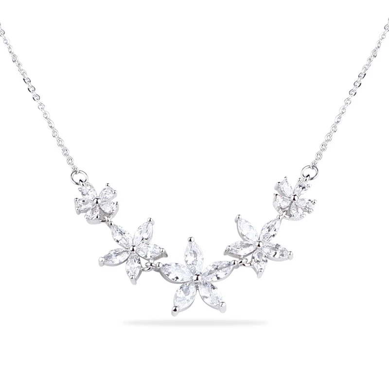 Eenvoudige, hoogwaardige Petty Cash Oorbellen Ketting Zirconium Set. Elegantie en stijl voor een verfijnde uitstraling. Een prachtige set.