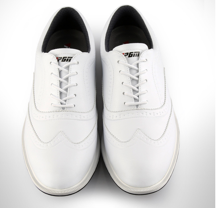 Zapatillas de hombre antideslizantes con clavos impermeables estilo británico perfectas para tracción superior y protección contra la humedad.