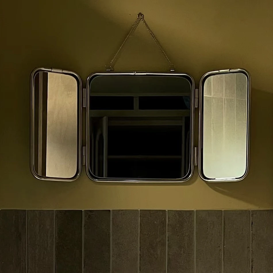 Miroir mural trifold en métal simple et moderne, en acier inoxydable, carré, pour salle de bain ou coiffeuse, design élégant et pratique.