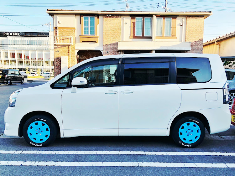 ヴォクシーのVOXY・DIY・ホワイトレター・タイヤレター・近くで見るの禁止に関するカスタム事例の投稿画像4枚目