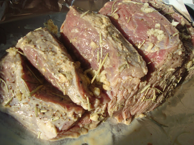 Friptura de vita impanata pe pat de legume