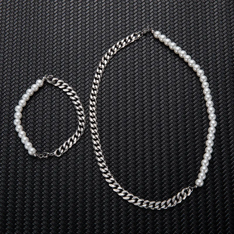 Colar com corrente cubana de aço inoxidável e pérolas costuradas para homens. Design elegante e durável, um acessório essencial para o homem moderno.