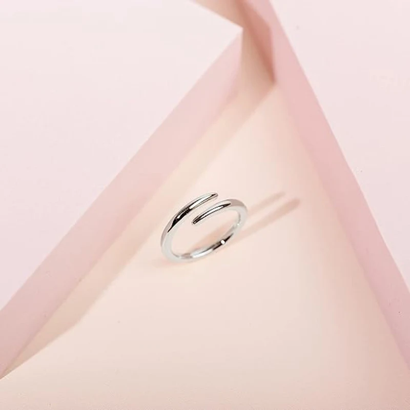 Bagues de couple simples et brillantes en acier inoxydable doré, un symbole d'amour éternel et une promesse de fidélité.