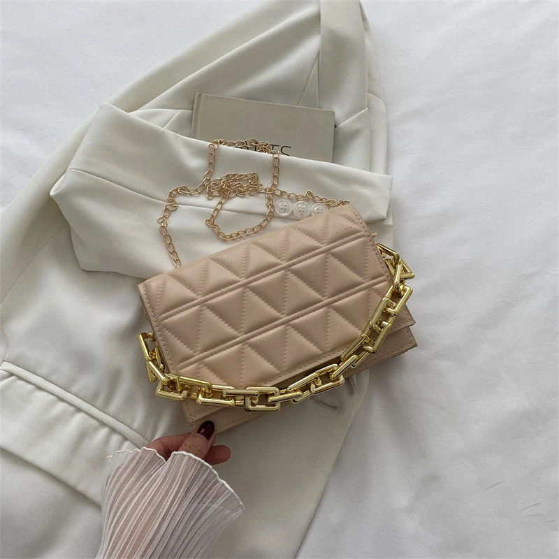 Einfarbige Umhängetasche mit schlichter Kette, ideal für Damen. Eine stilvolle und praktische Tasche für Alltag und Abend, bietet Komfort und Eleganz.